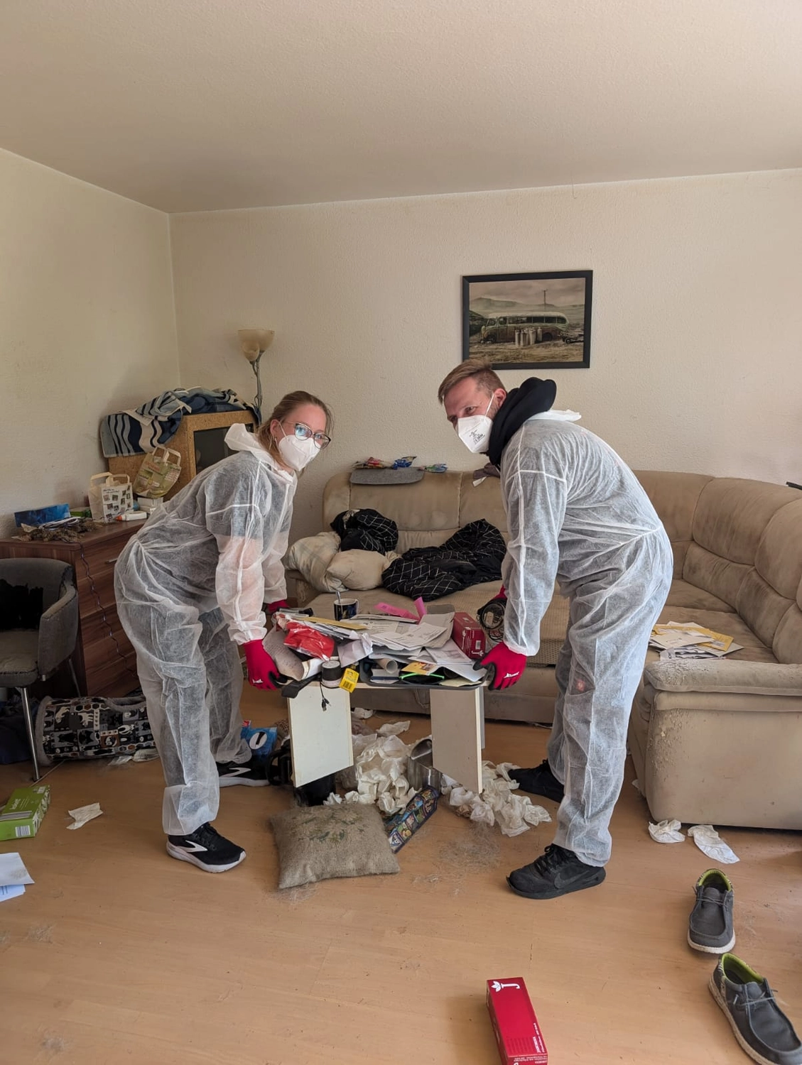 Team Viets - Haushaltsauflösung - Arbeiter räumen das unordentliche Apartmentzimmer aus