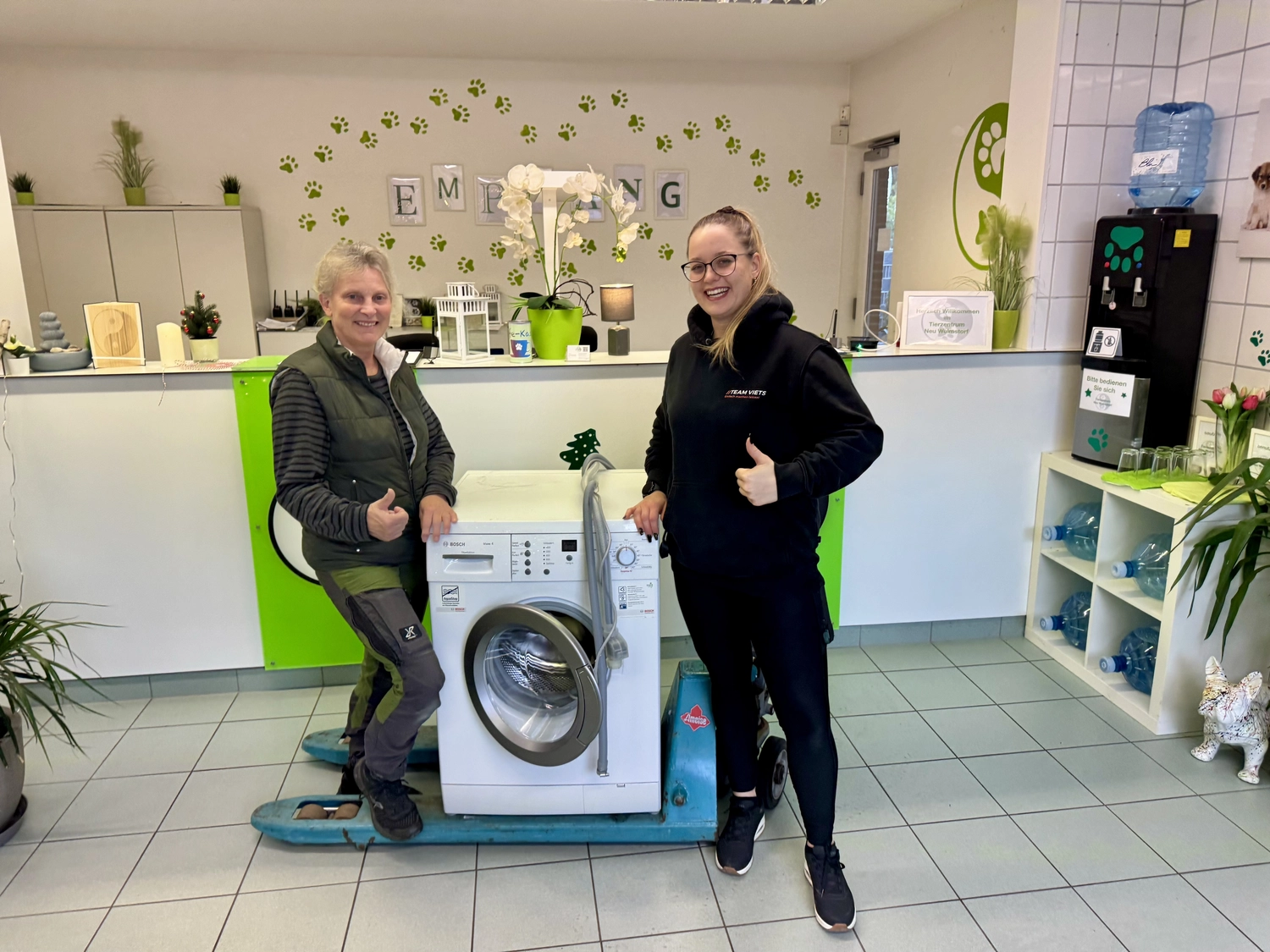 Team Viets - Haushaltsauflösung - Frauen stehen neben der Waschmaschine