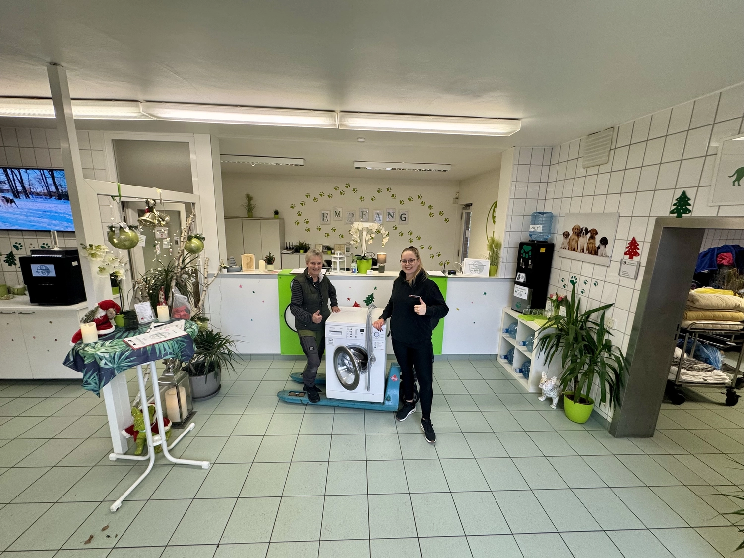 Team Viets - Haushaltsauflösung - Frauen stehen neben der Waschmaschine